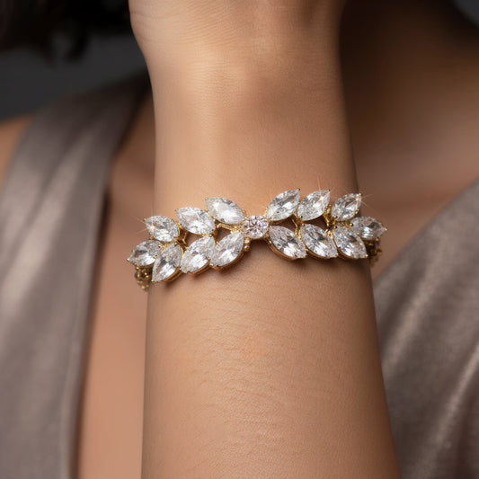 Pera Women's Bracelet | Nature-Inspired Chain with Crystal Accents 0
