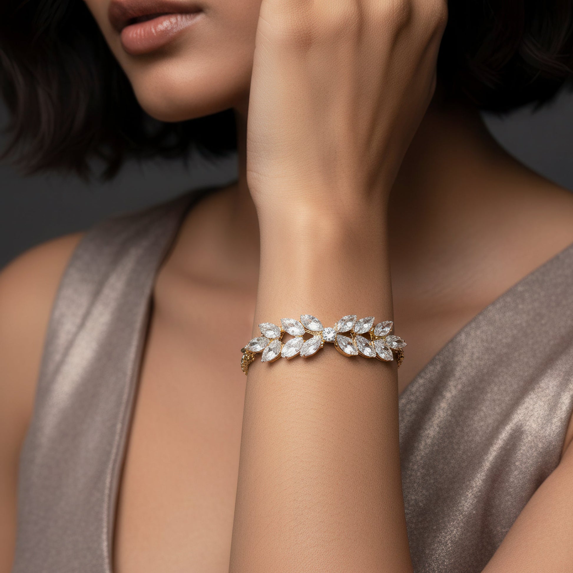 Pera Women's Bracelet | Nature-Inspired Chain with Crystal Accents 1